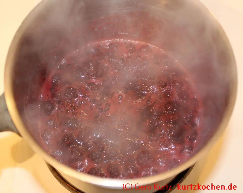 Brombeergelee, Brombeermarmelade - kochende Brombeeren im Topf