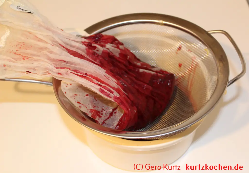 Brombeergelee, Brombeermarmelade - Brombeeren im Passierbeutel