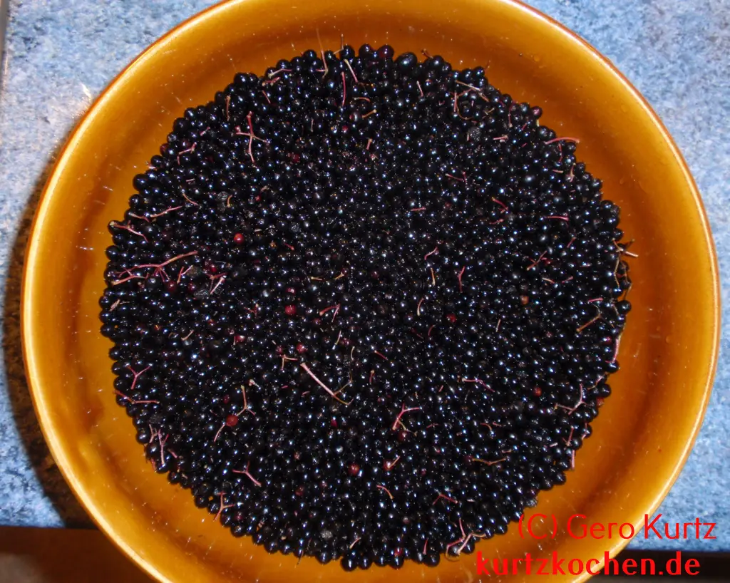 Holundergelee - Holunderbeeren in einer braunen Schüssel aus Keramik