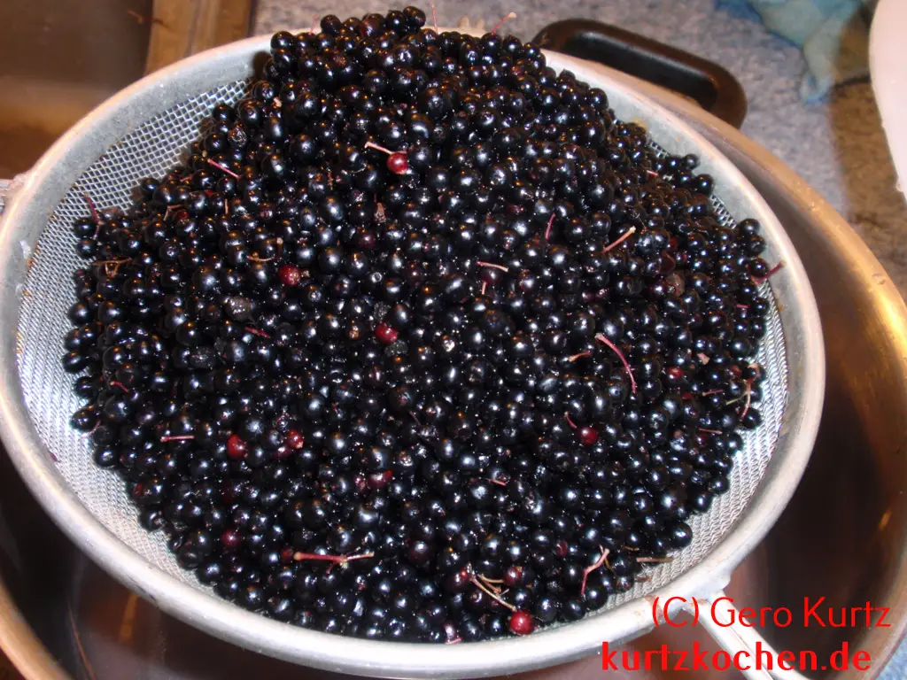 Holunderbeergelee - Holunderbeeren in einem Abtropfsieb