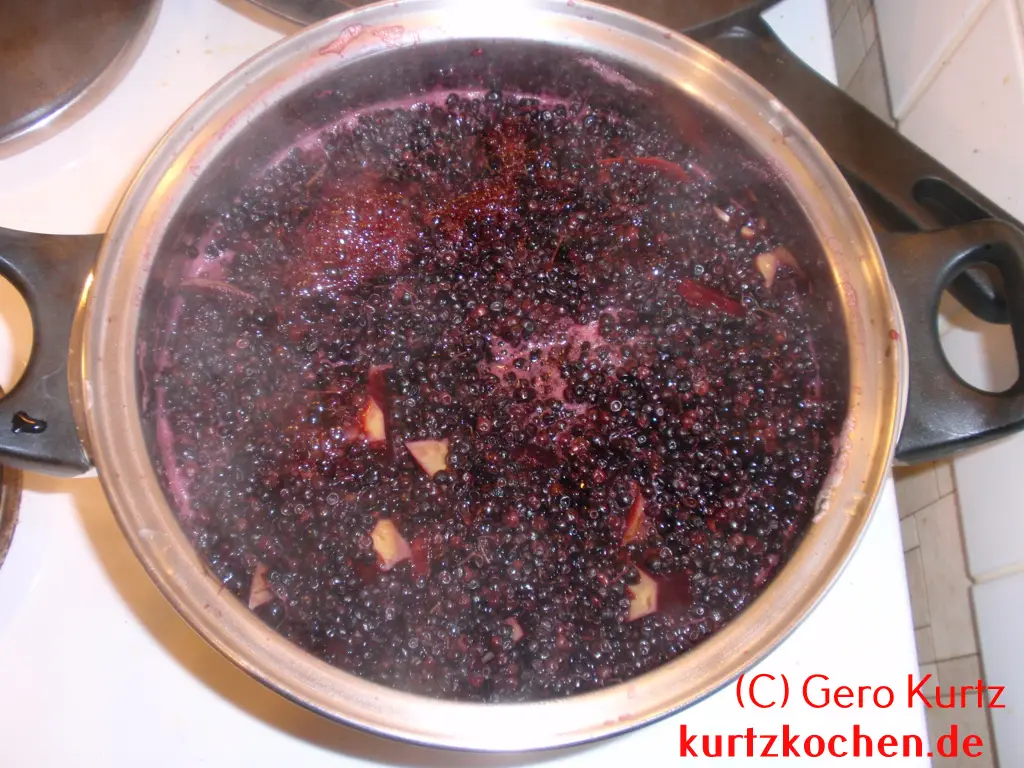 Holunderbeerengelee - abkühlender Kochtopf