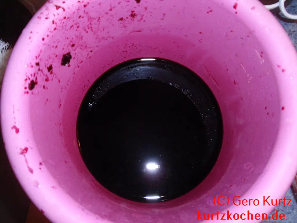 Holunderbeerengelee - Holundersaft im Plastikgefäß