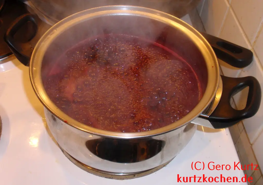 Holunderbeerengelee - kochender Holunderbeersaft