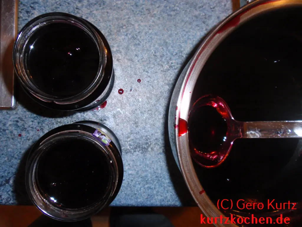 befüllte Gläser mit Holunderbeergelee