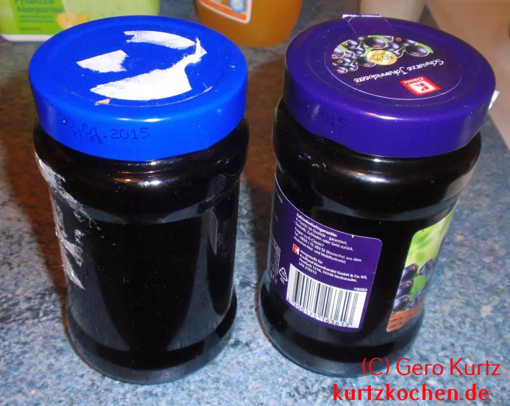 zwei Marmeladengläser mit Holunderbeergelee