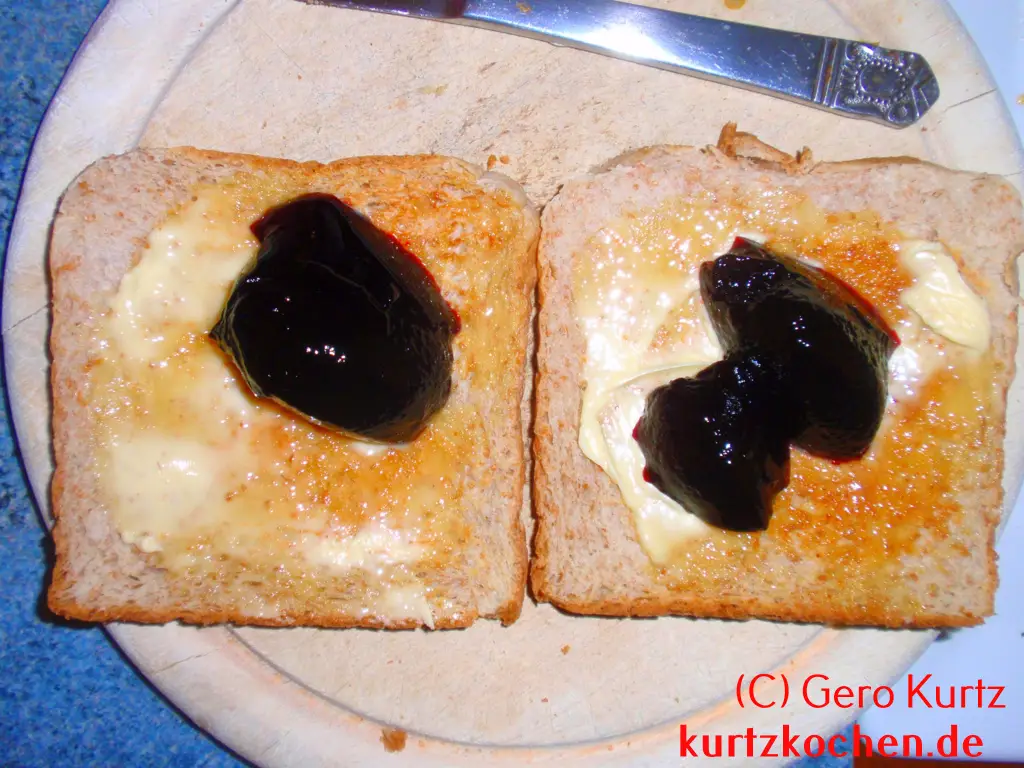 Holunderbeergelee auf einem gerösteten Toastbrot 