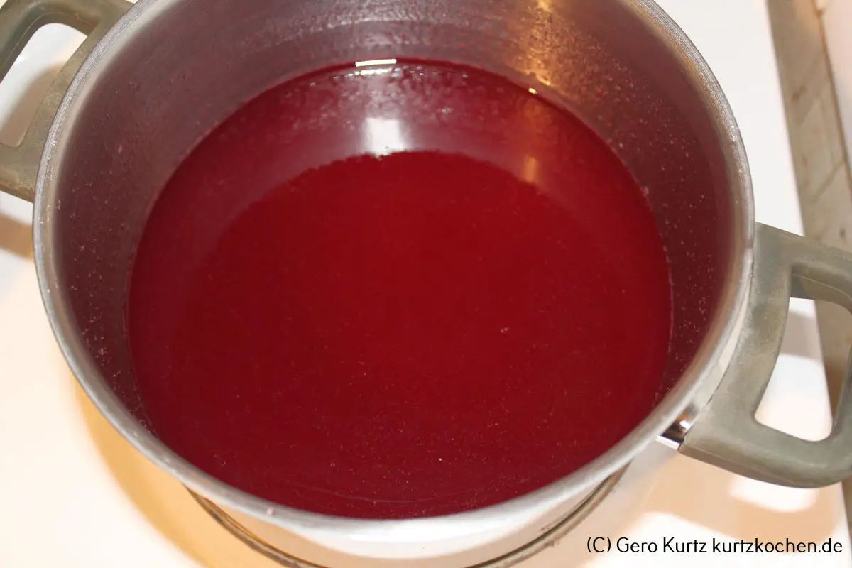 Rezept Johannisbeergelee - Saft von Johannisbeeren mit Gelierzucker in einem Kochtopf