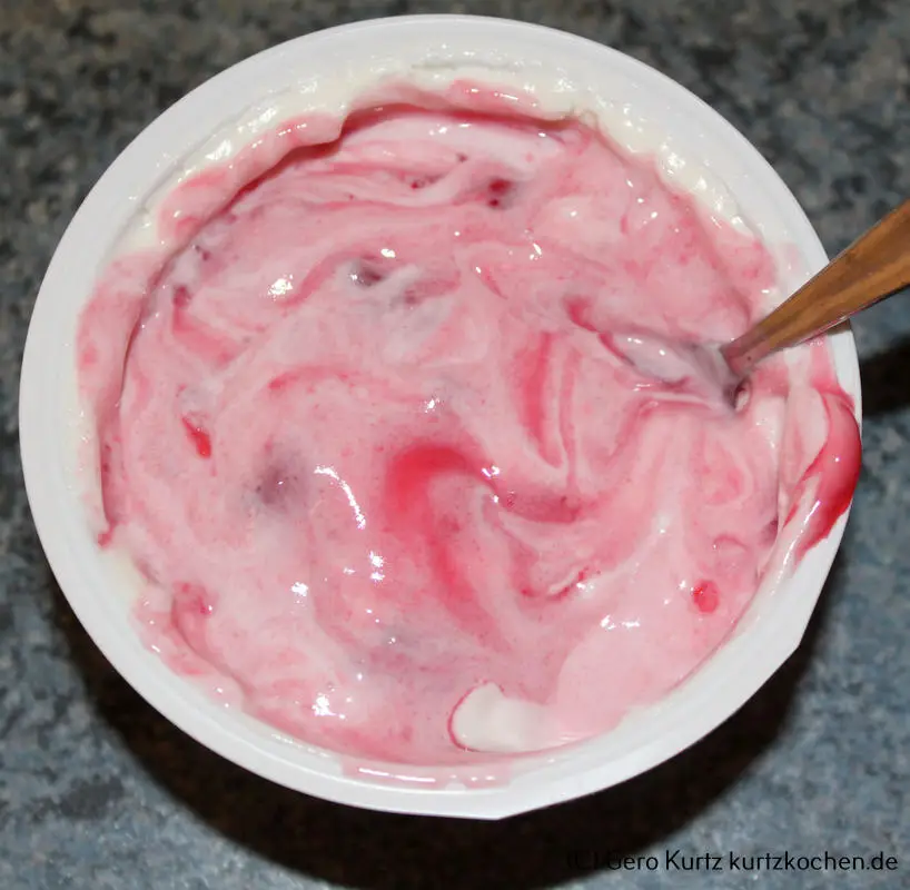 Rezept Johannisbeergelee - Becher mit untergerührtem Johannisbeergelee