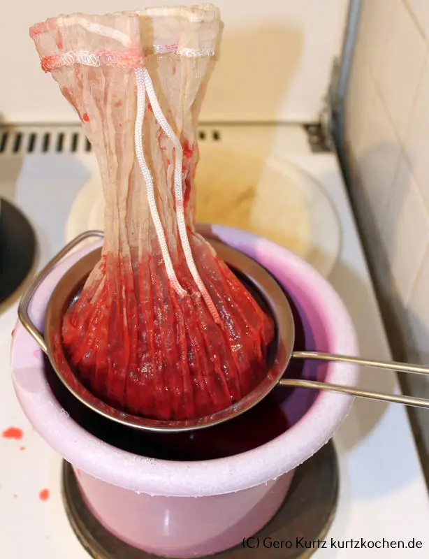 Rezept Johannisbeergelee - Passiertuch, Sieb und Auffangbehälter