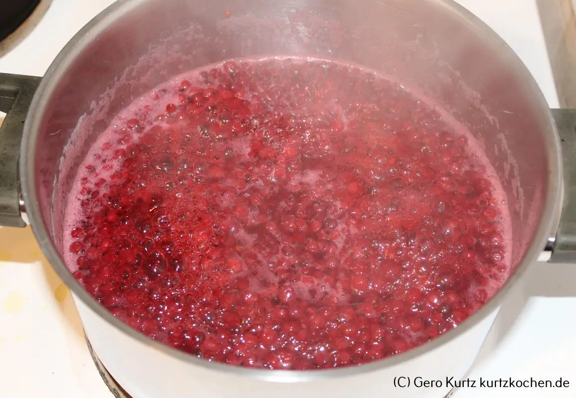 Rezept Johannisbeergelee - kochende Johannisbeeren