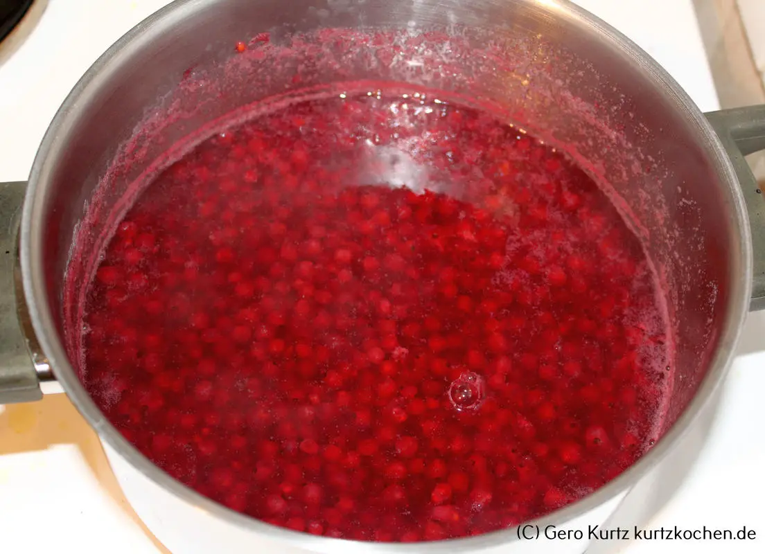 Rezept Johannisbeergelee - gekochte Johannisbeeren in einem Kochtopf