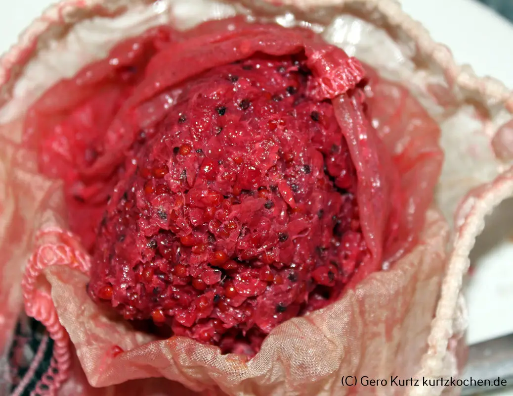 Rezept Johannisbeergelee - Die Johannisbeeren durch ein Tuch drücken 