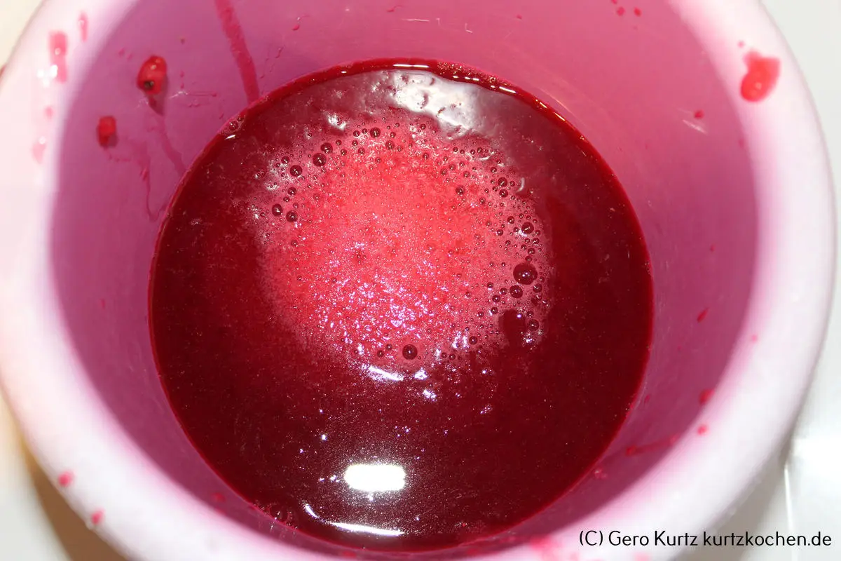 Rezept Johannisbeergelee - reiner Johannisbeersaft in einem Behältnis
