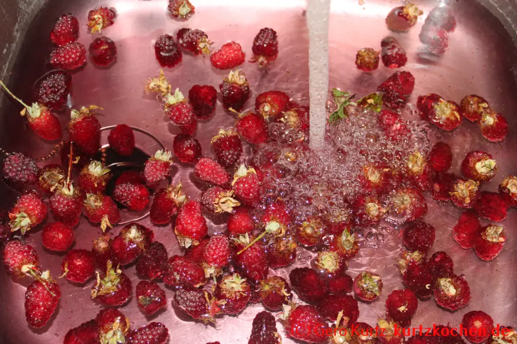 Taybeeren Tayberry Marmelade Gelee - waschen von Taybeeren in einer Spüle