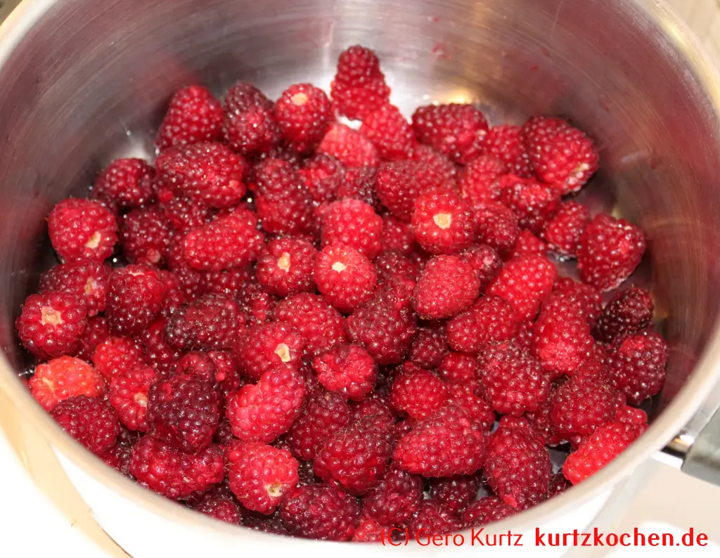 Taybeeren Tayberry Marmelade Gelee - Taybeeren in einem Kochtopf