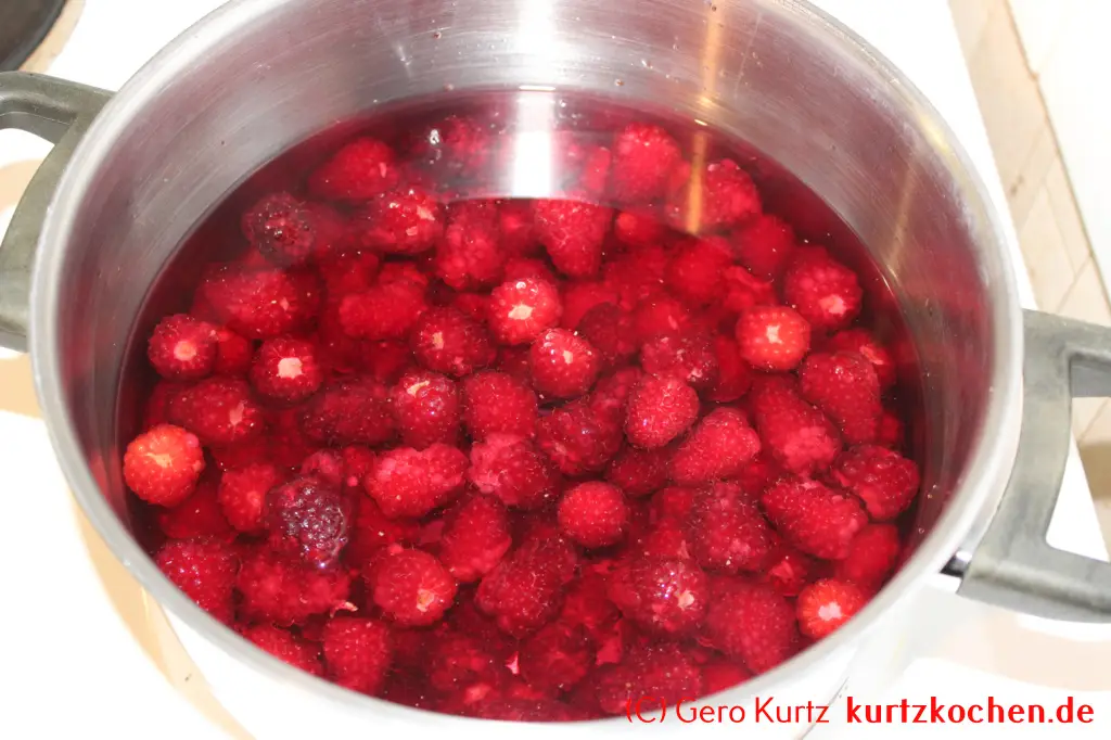 Taybeeren Tayberry Marmelade Gelee - Taybeeren im Kochtopf mit Wasser aufgefüllt