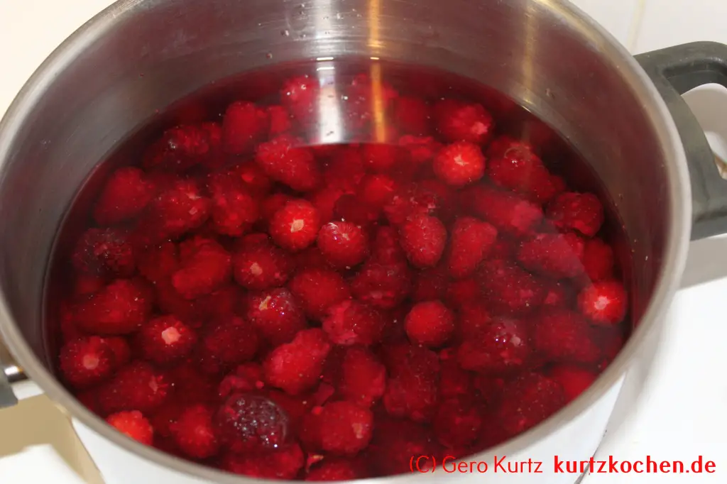 Taybeeren Tayberry Marmelade Gelee - Taybeeren in einem Edelstahlkochtopf