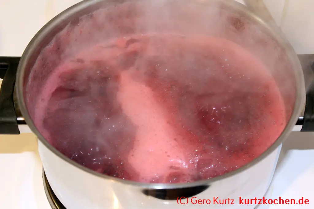 Taybeeren Tayberry Marmelade Gelee - kochende Taybeeren im Top