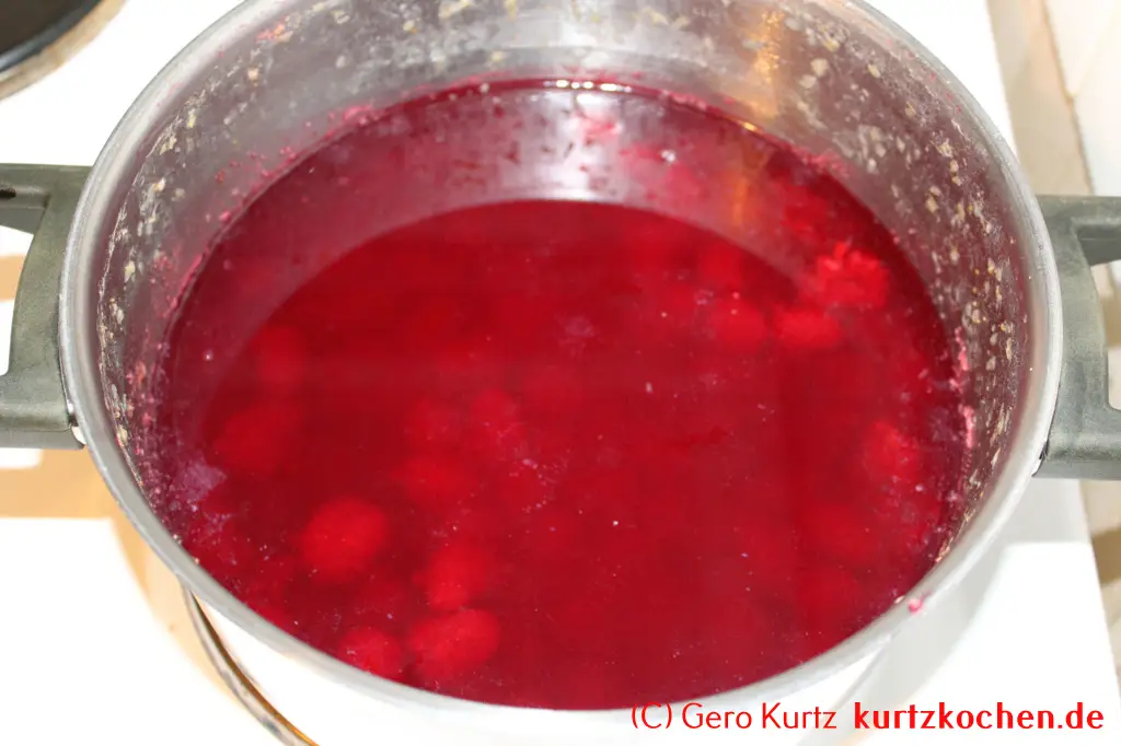 Taybeeren Tayberry Marmelade Gelee - erkalteter Saft im Kochtopf