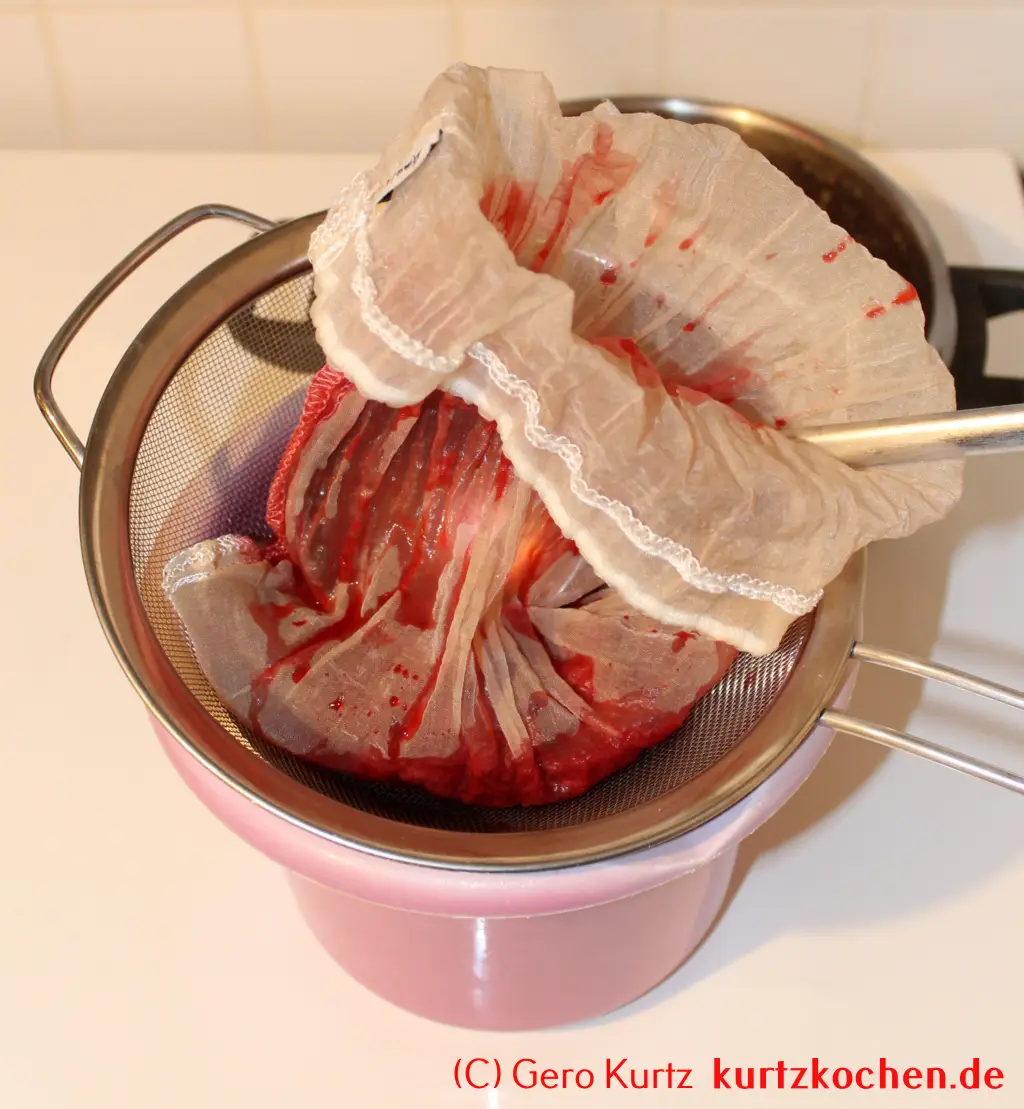 Taybeeren Tayberry Marmelade Gelee - Schüssel mit Sieb und Passiertuch