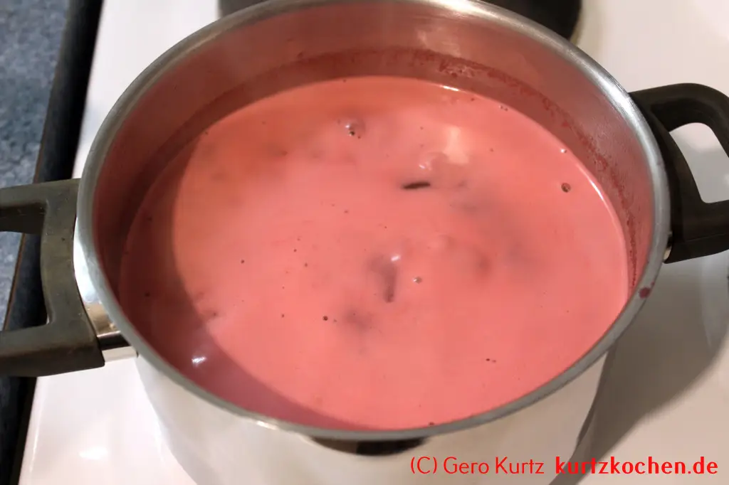 Taybeeren Tayberry Marmelade Gelee - Taybeerensaft mir Gelierzucker in einem Kochtopf