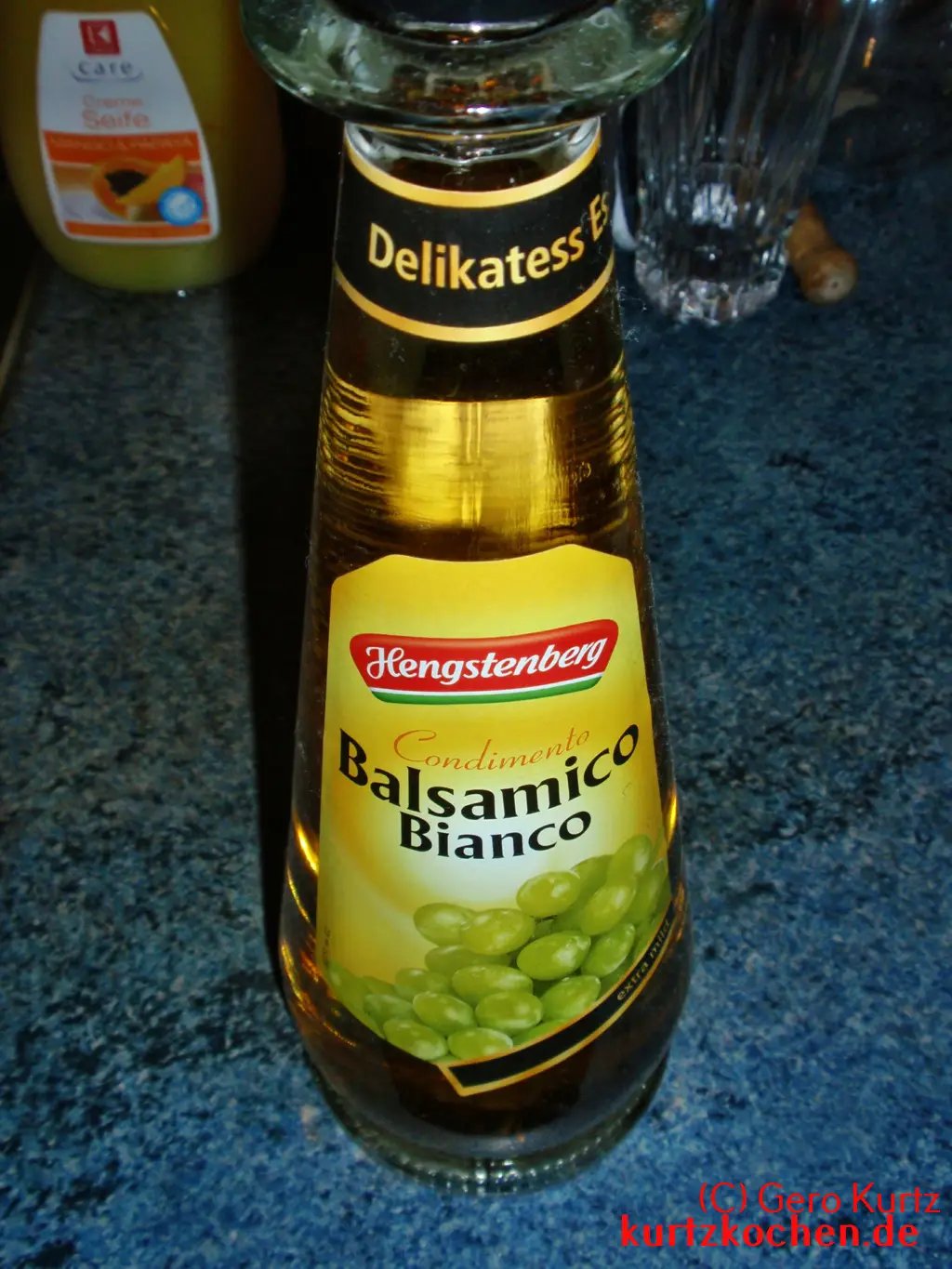 Eine Flasche Balsamico Essig