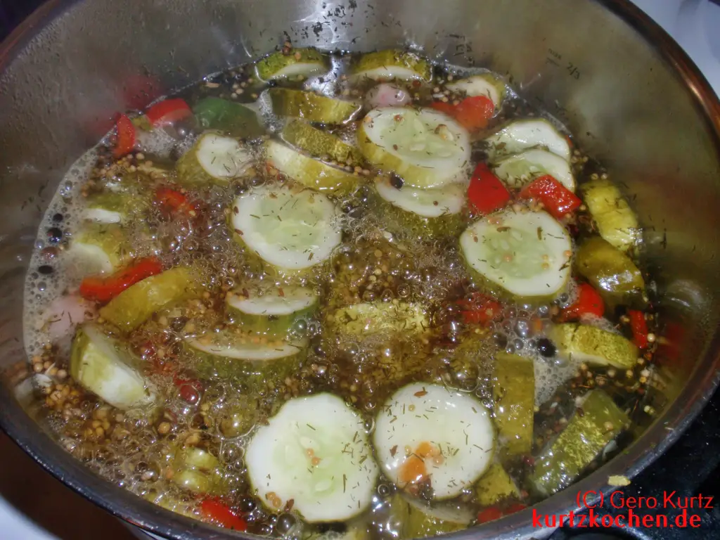 Schnellgurken kochen im Kochtopf