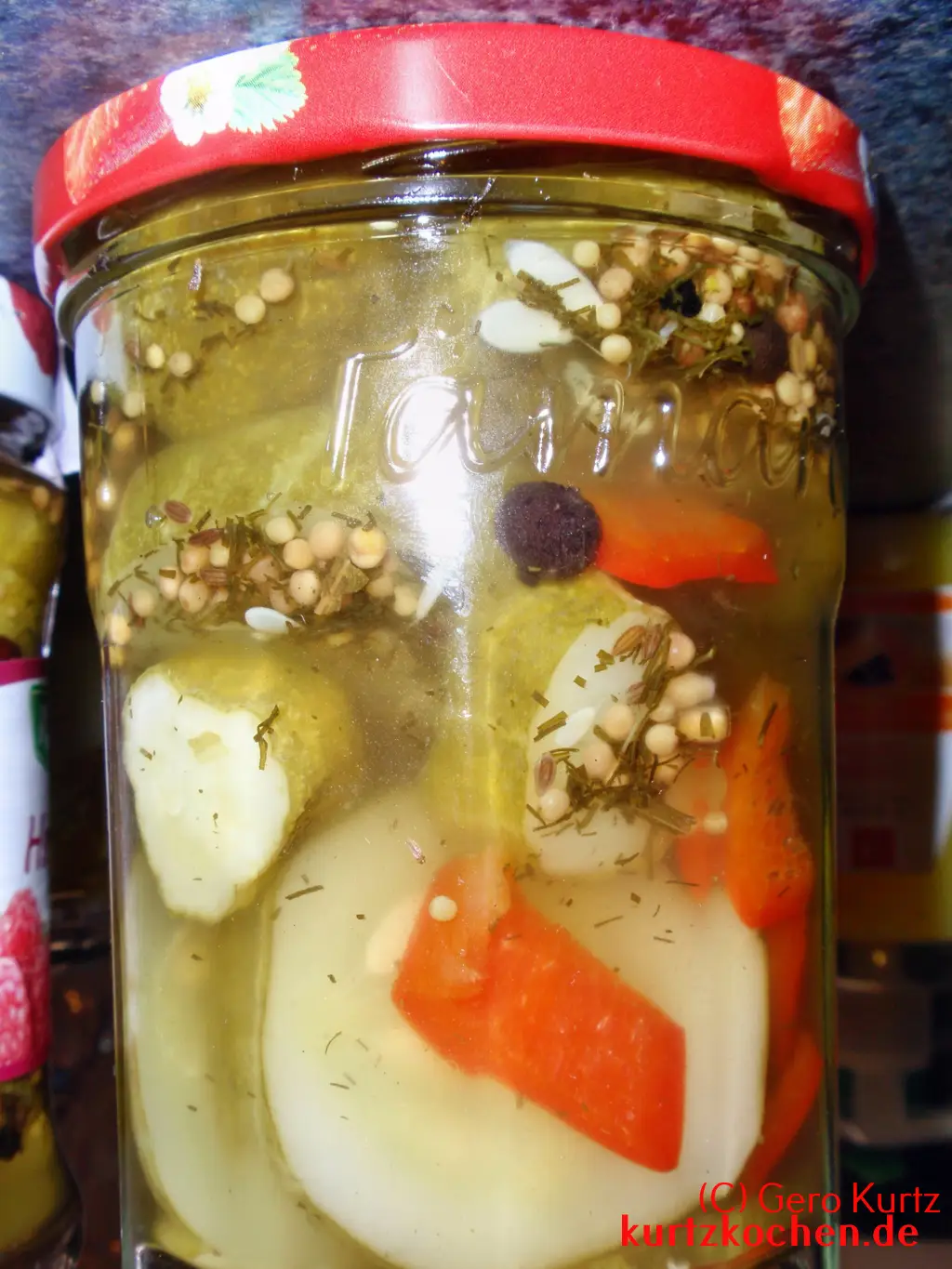 fertige Schnellgurken in einem Twist-Off Glas