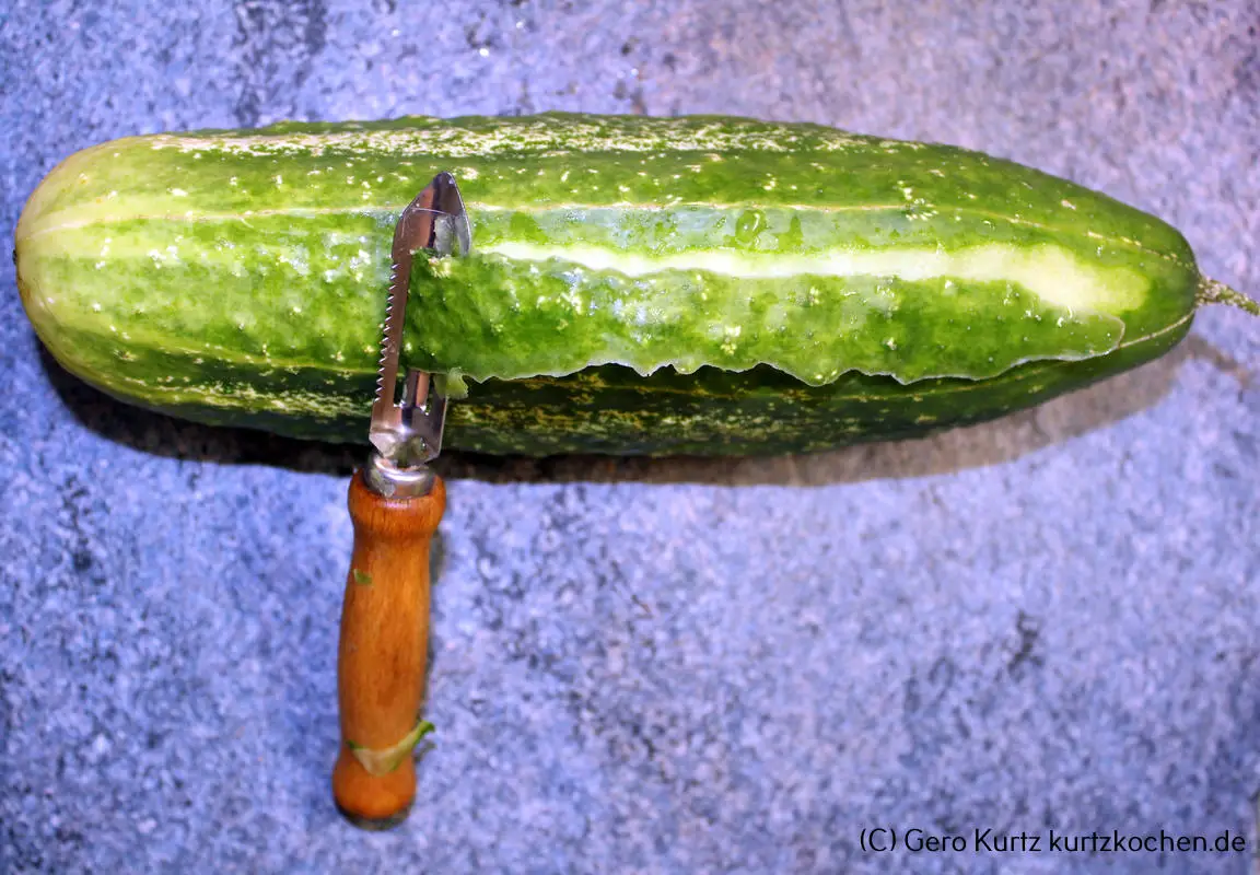 Rezept Senfgurken - Gurke mit Sparschäler