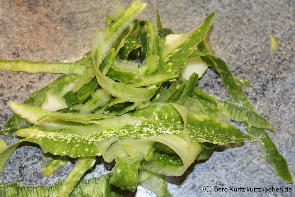 Rezept Senfgurken - geschälte Schale der Gurke