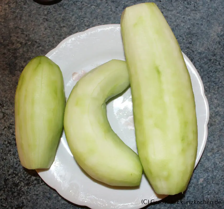 Rezept Senfgurken - drei fertig geschälte Gurken