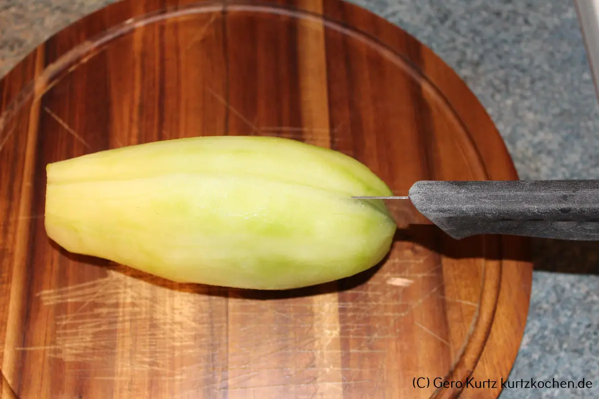 Rezept Senfgurken - Gurke mit Küchenmesser hälftig teilen 