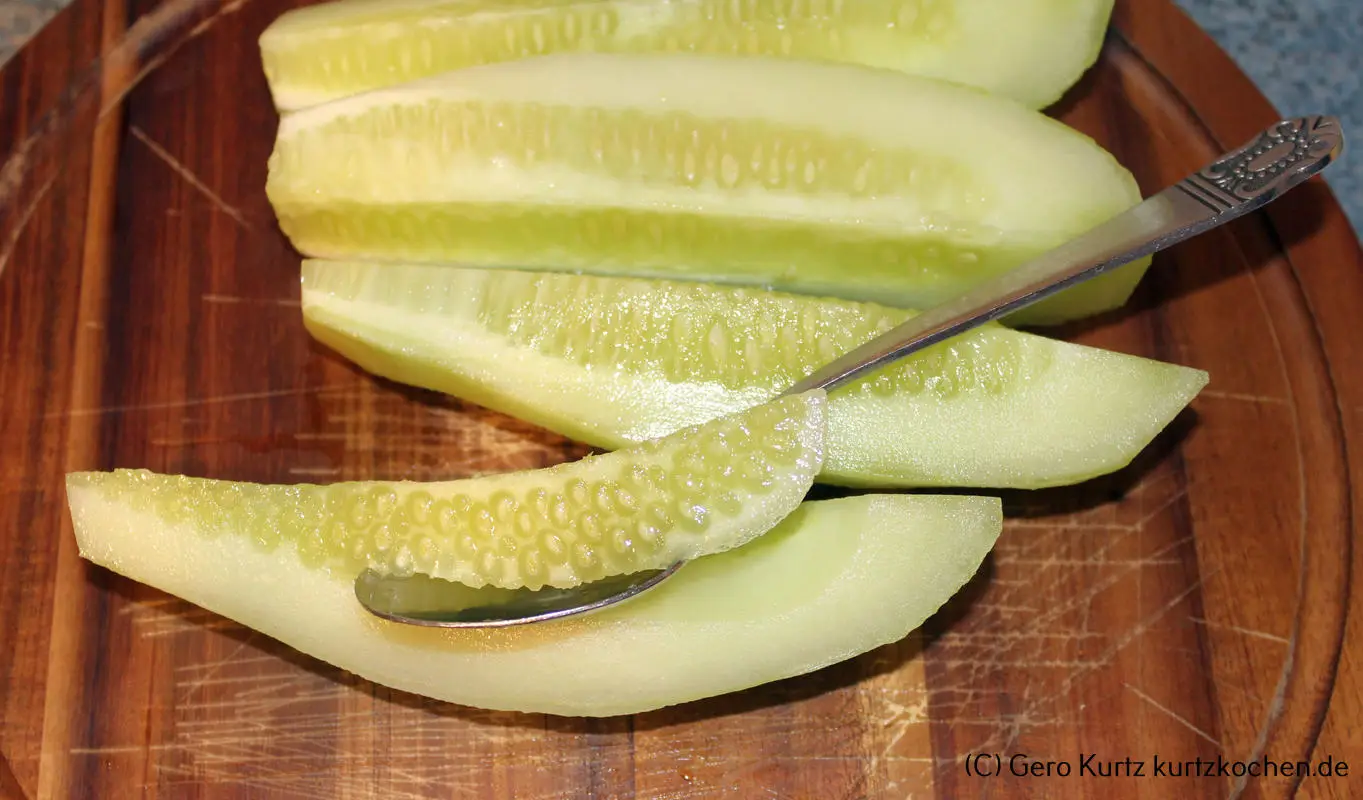 Rezept Senfgurken - mit dem Löffel die Kerne ausschaben