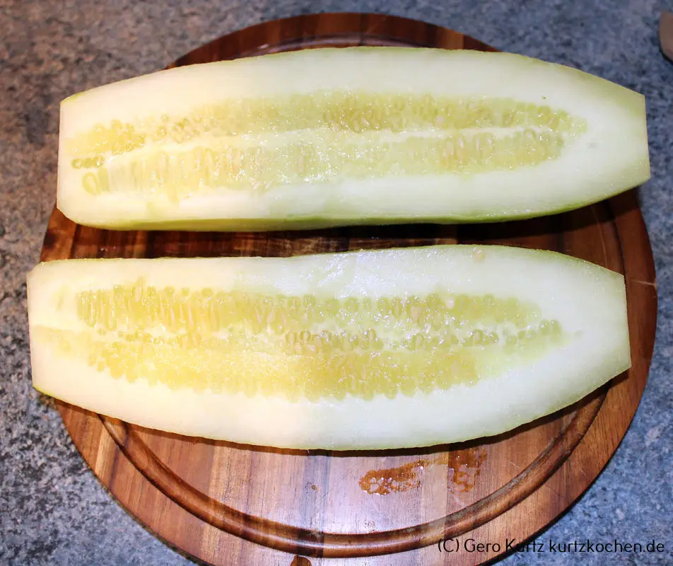 Rezept Senfgurken - eine geteilte Gurke