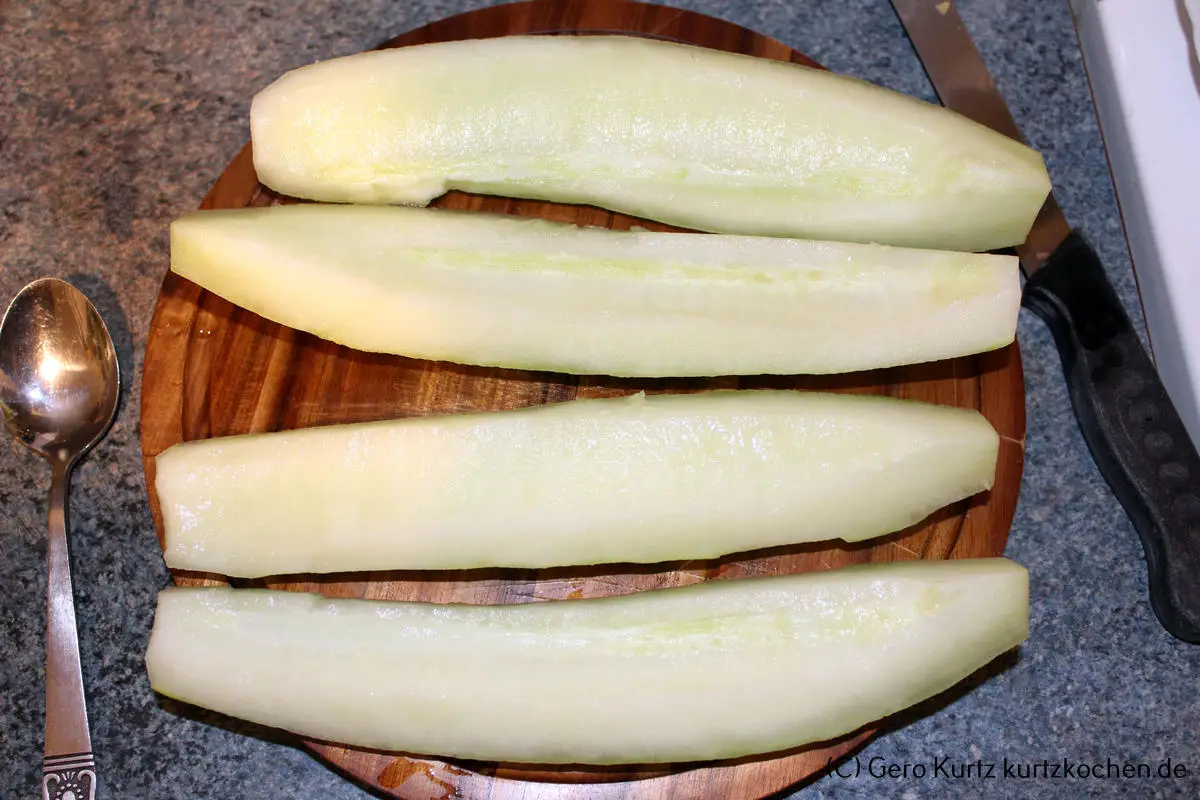 Rezept Senfgurken - vier ausgeschabte Gurkenviertel
