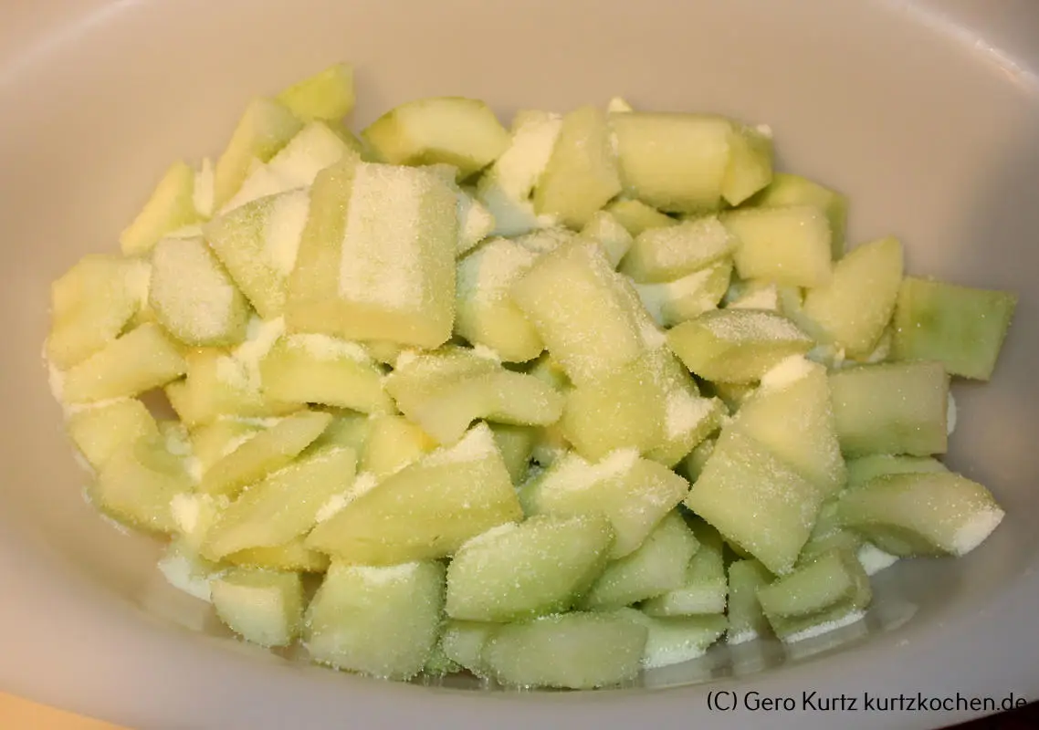 Rezept Senfgurken - Gurken mit Salz bestreut in einer Schüssel