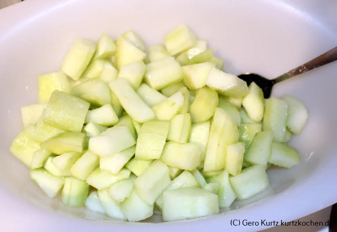 Rezept Senfgurken - nach dem Einsalzen die Gurkenstücke umrühren