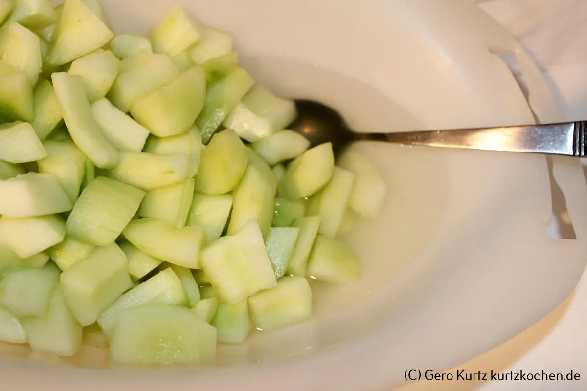 Rezept Senfgurken - abgesondertes Wasser nach dem Einsalzen in einer Schüssel