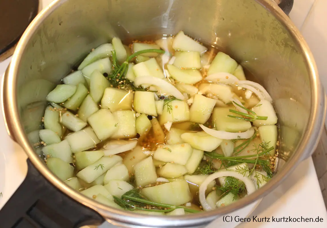 Rezept Senfgurken - Gurkenstücke im Gurkensud im Kochtopf