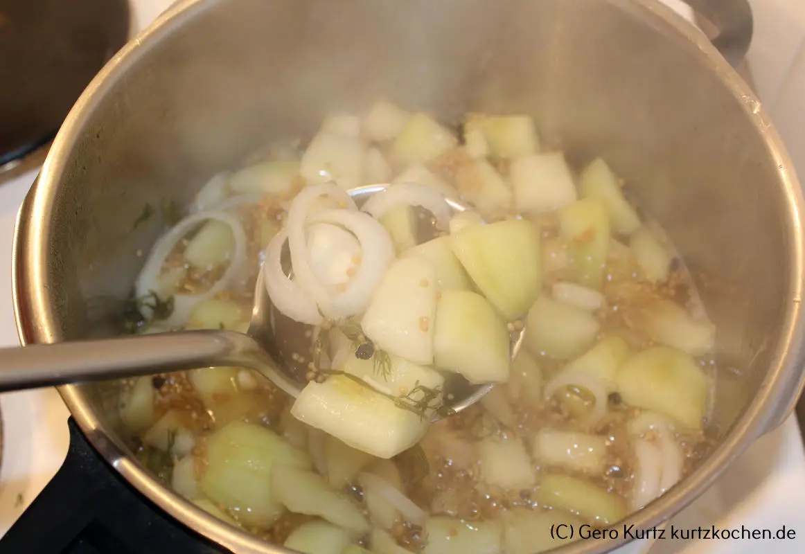 Rezept Senfgurken - Kochende Gurken im Topf mit Schöpfkelle