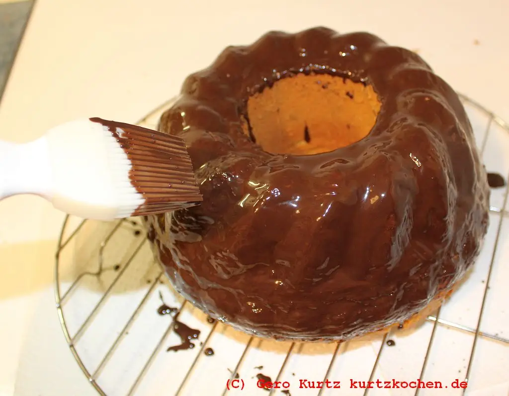 Gugelhupf von Dr.Oetker - Kuchen mit dem Silikonpinsel mit Schokoglasur bestreichen