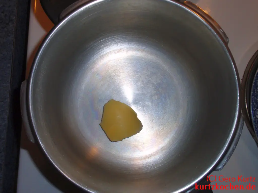 Rezept Schweinerouladen - ein Stück Butterschmalz im Kochtopf