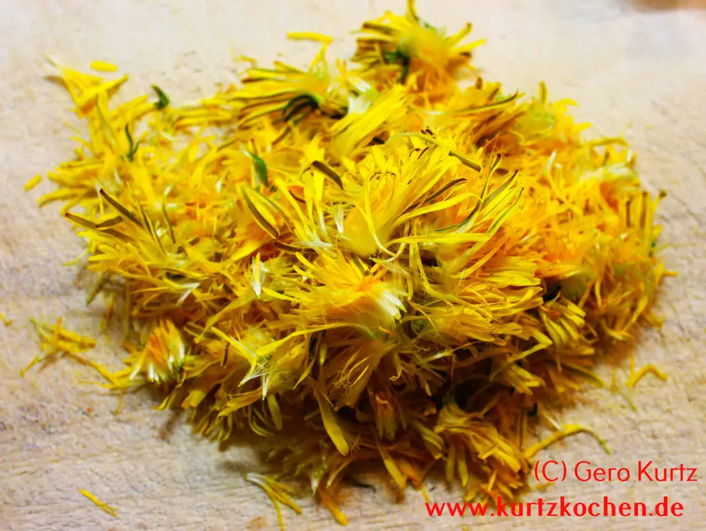 Butterblumenmarmelade abgezupfte Löwenzahnblüten