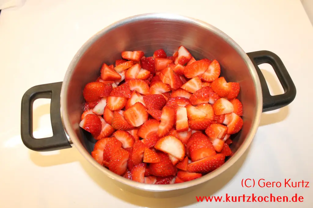Erdbeermarmelade Erdbeeren im Kochtopf