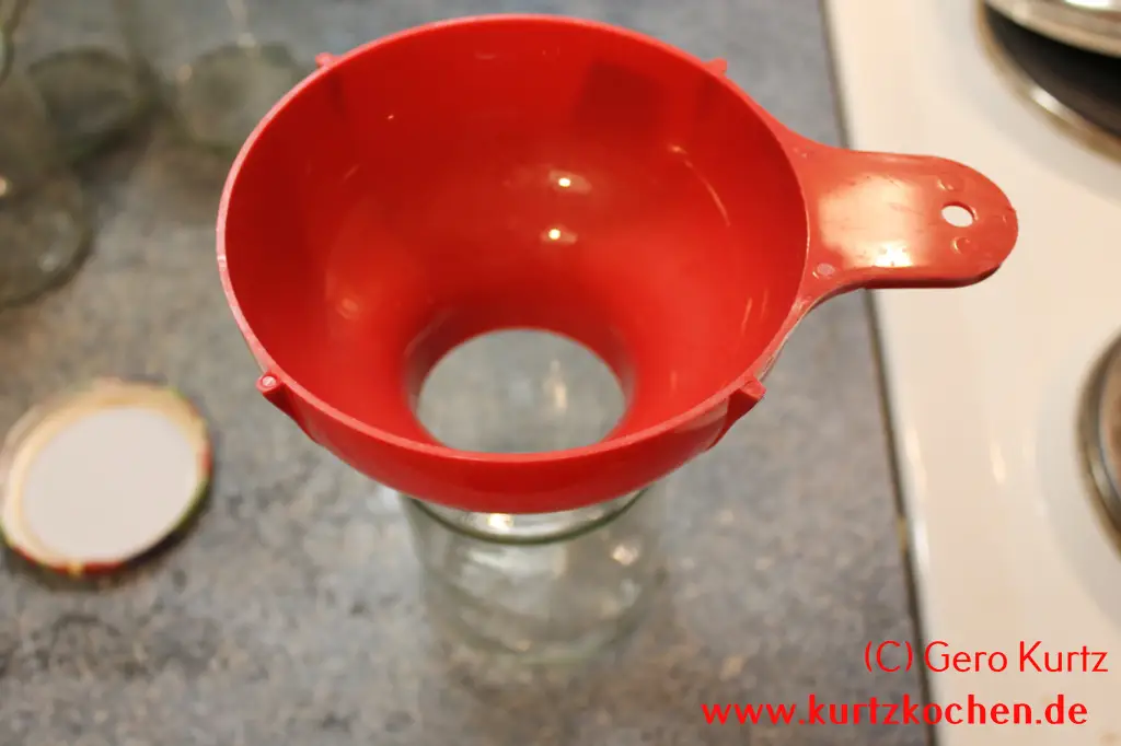 Erdbeermarmelade Marmeladentrichter im Twist Off Glas