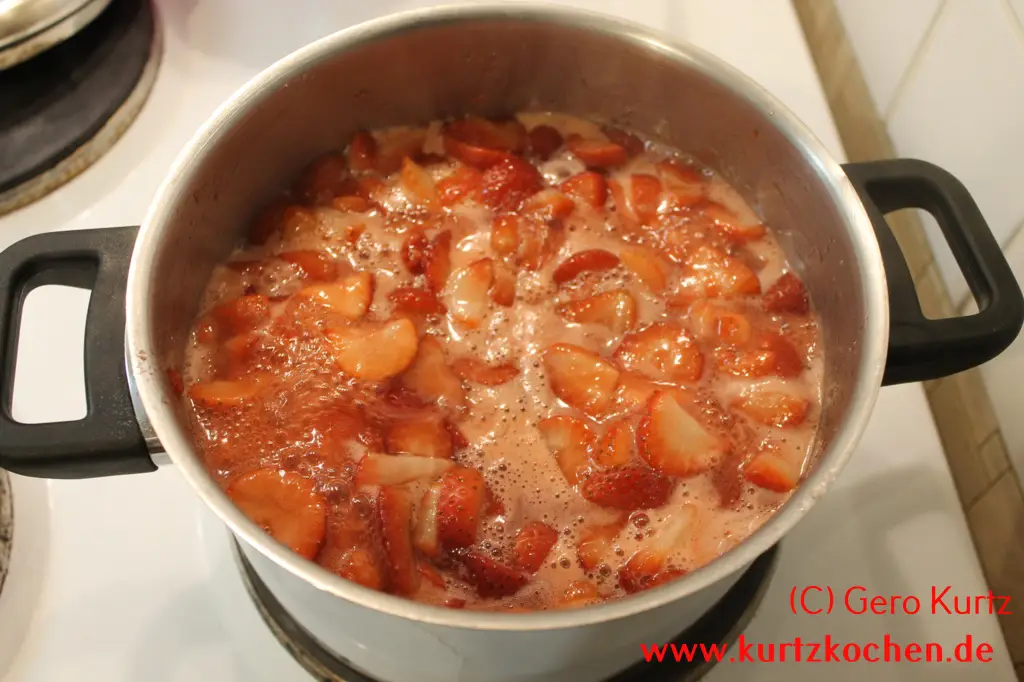 Erdbeermarmelade kochende Erdbeeren
