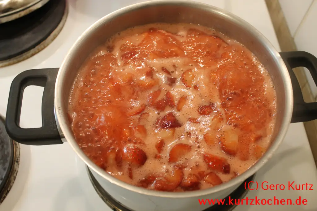Erdbeermarmelade kochende Erdbeeren