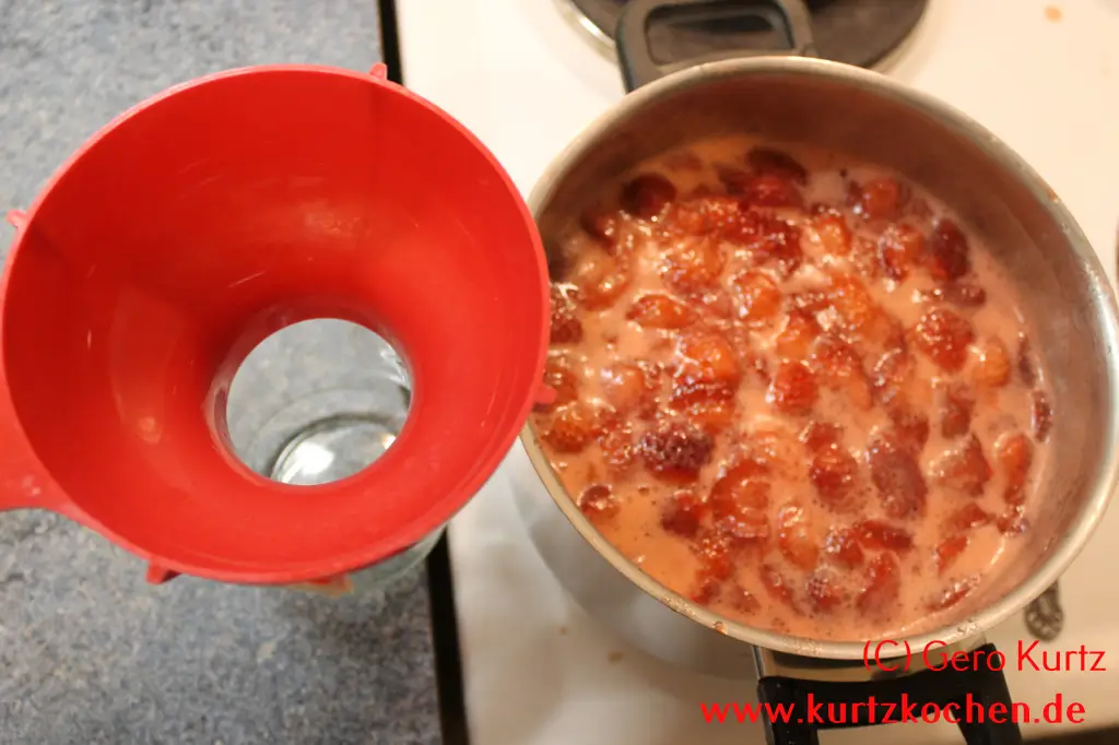 Erdbeermarmelade mit Einfülltrichter