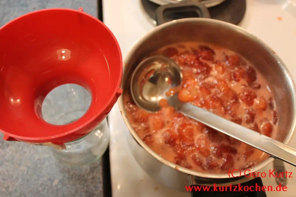 Erdbeermarmelade Einfüllen mit Kelle