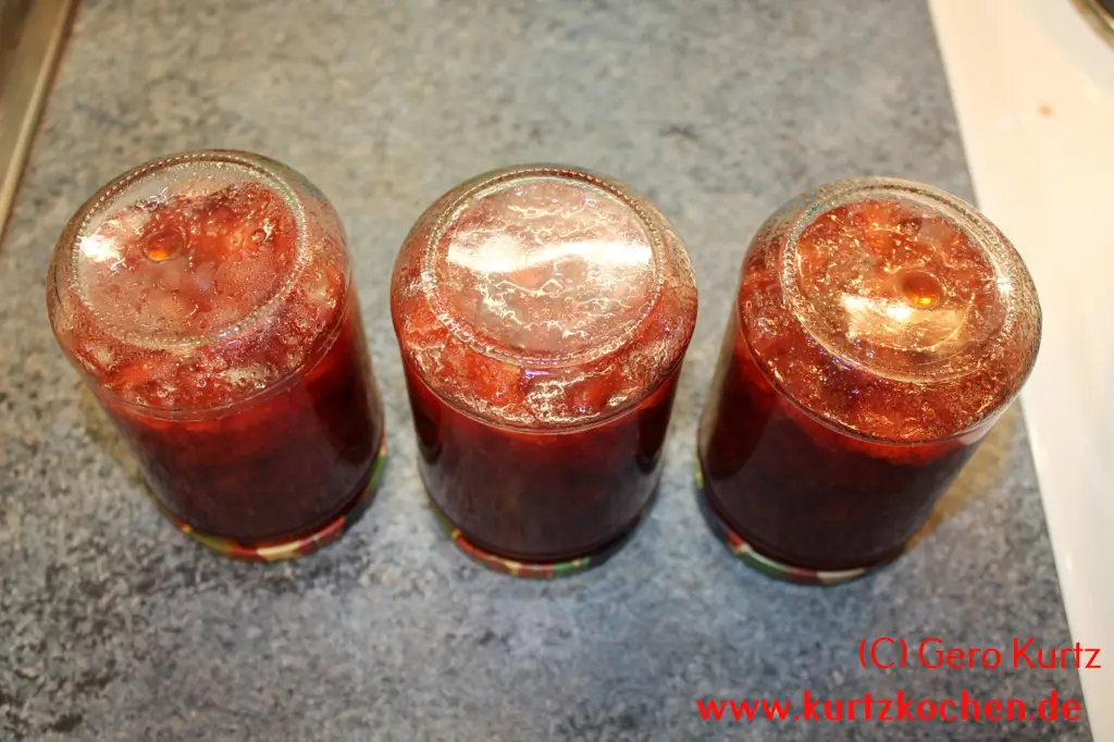 Erdbeermarmelade umgedrehte Marmeladengläser